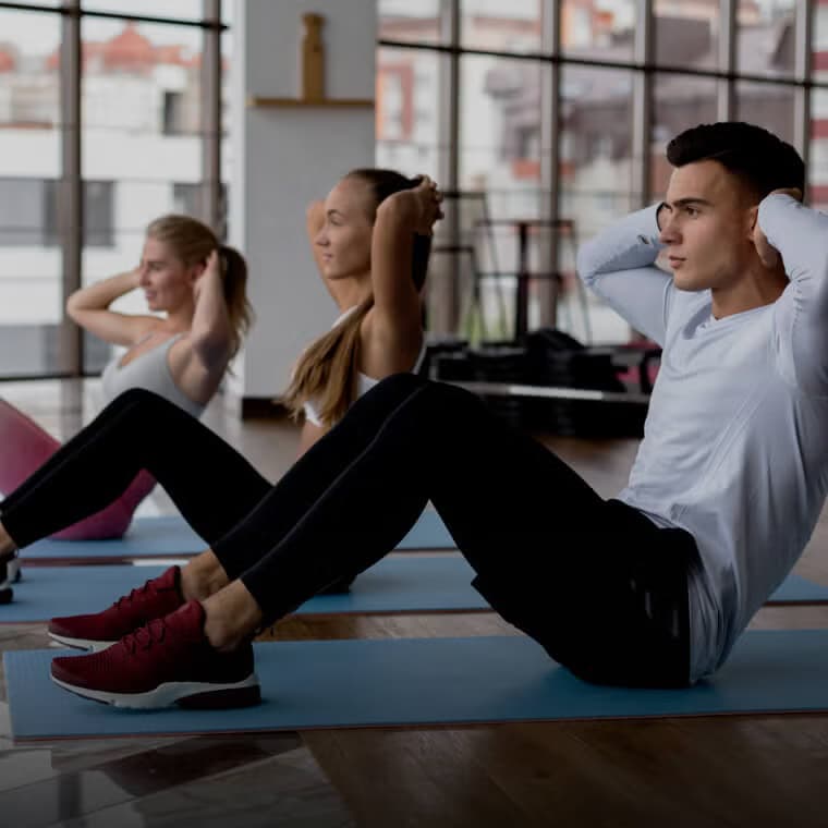 Fitnesstrainer die een klant begeleidt tijdens een training in een sportschool, met fitnessservices beschikbaar op Salony.