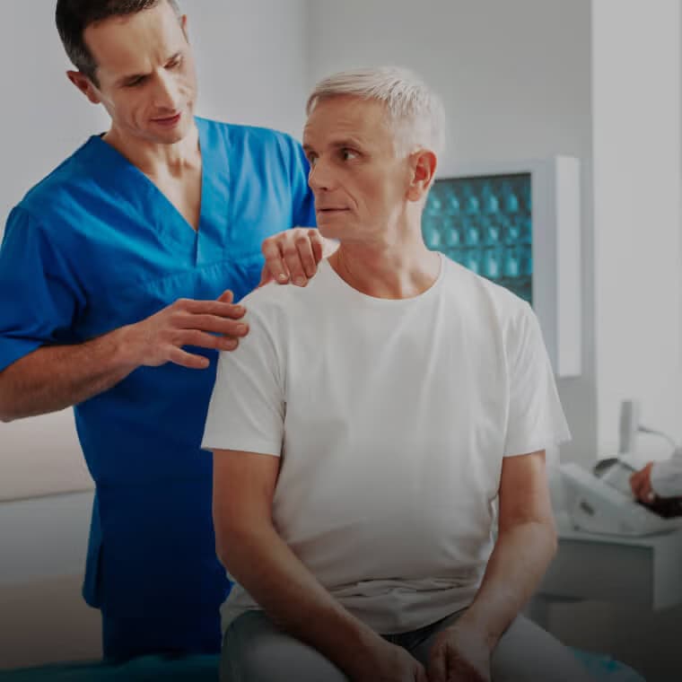 Zorgprofessional die een patiënt in een kliniek raadpleegt, wat de services van een gezondheidspraktijk op Salony vertegenwoordigt.