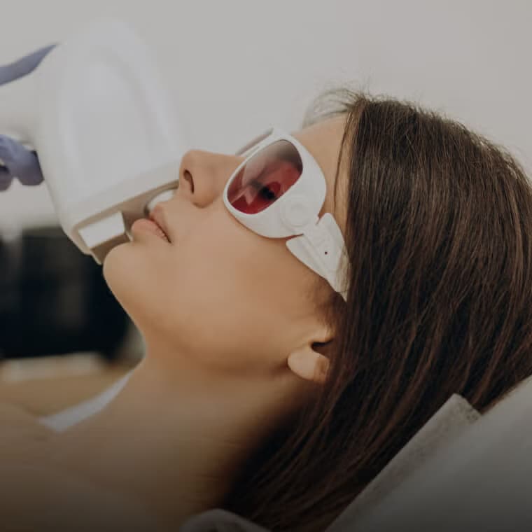 Schoonheidsspecialist die een gezichtsbehandeling uitvoert in een moderne medische spa, ter illustratie van de medische spa-services op Salony.