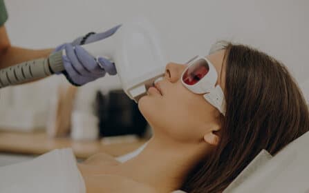 Vrouw die een gezichtsbehandeling krijgt van een professional in een medspa-omgeving
